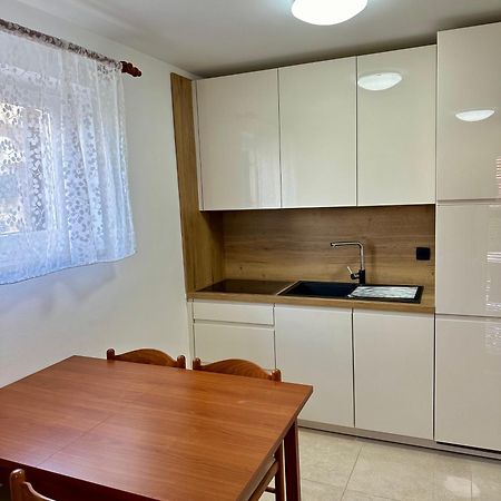 Apartment Sara Njivice Bagian luar foto