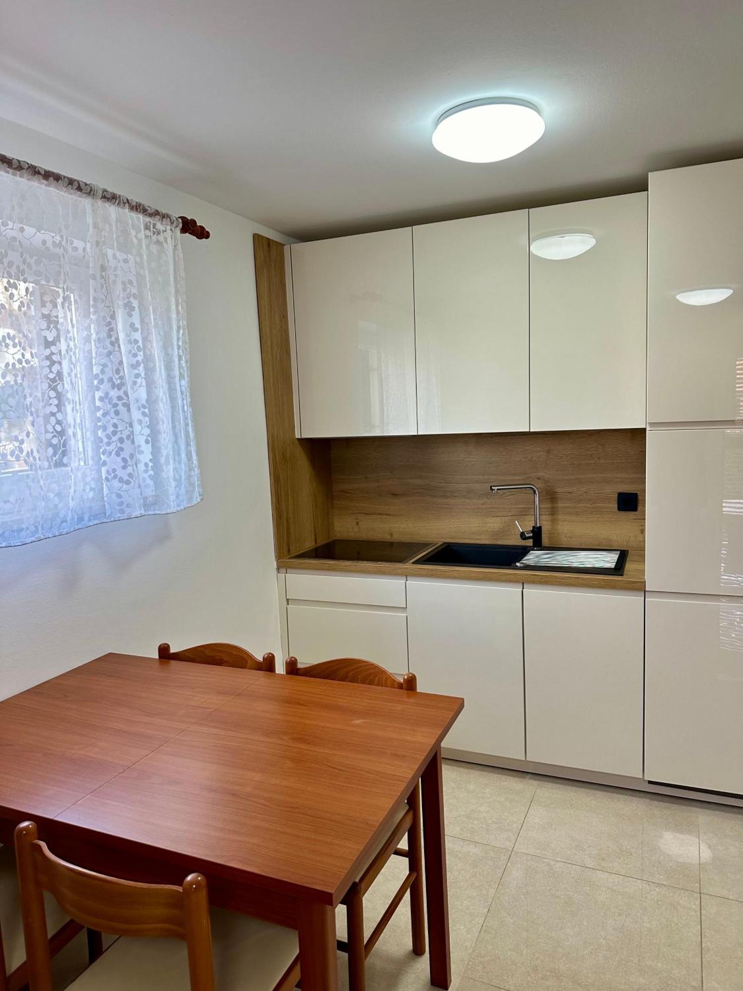 Apartment Sara Njivice Bagian luar foto
