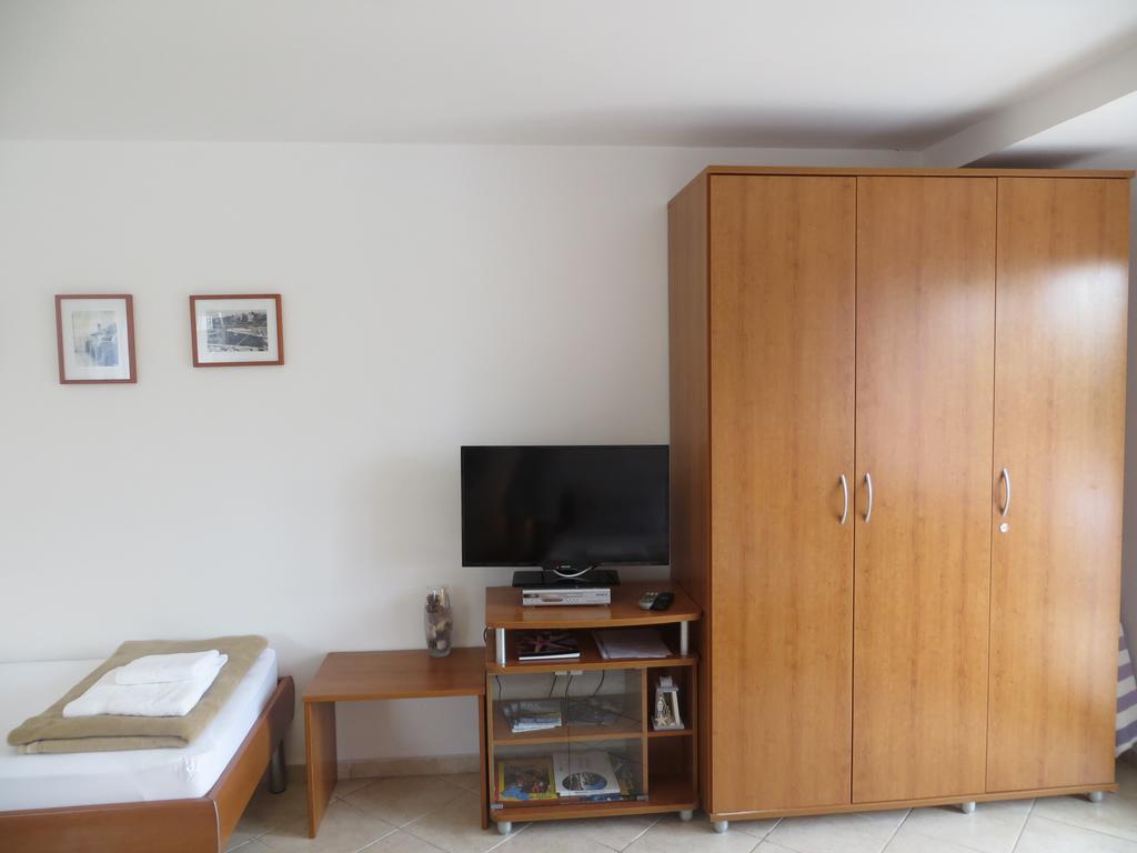 Apartment Sara Njivice Bagian luar foto